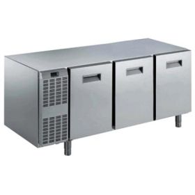 Electrolux 726669 Refrigerated Counter. 3 Doors. Built in AISI 304 steel. Model number: RCSN3M3T